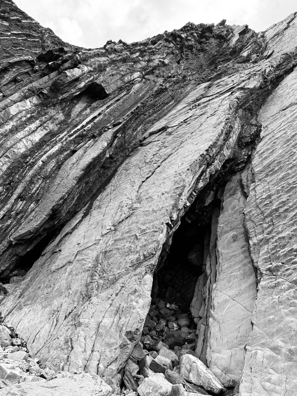 Cleft. A narrow gap between upturned layers of rock.